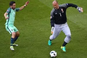 Bukan De Gea atau Neuer, ini dia kiper yang mencuri perhatian di EURO 