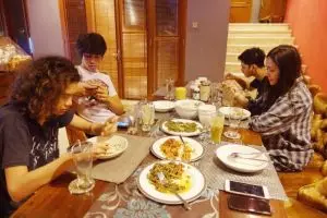 Foto Maia peluk El dari belakang ini bikin netizen heboh, kenapa ya? 