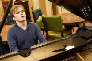 Pria buta ini mampu mainkan musik yang baru didengarnya sekali, keren!