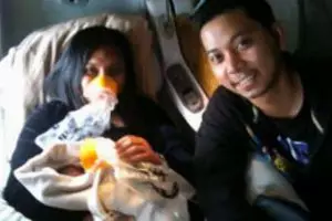 5 Bayi ini dilahirkan di pesawat terbang, ada yang di toilet