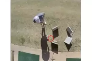 Aksi pemain golf ini bikin orang yang melihat terpukau