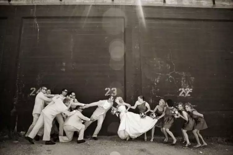 15 Foto pengantin dan sahabatnya ini romantis dan lucu, tertarik coba?