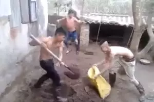 Aksi tiga tukang bangunan 'goyang sekop' ini kocak abis