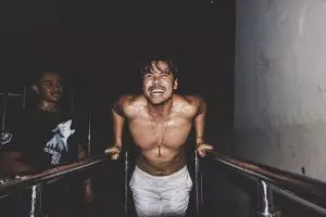 10 Artis ganteng ini gemar pamer badan kekar, bikin gagal fokus!