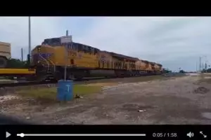 Kereta super panjang, sampai bosan nunggu pintu perlintasan terbuka