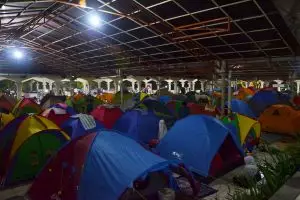 Di masjid ini ada puluhan tenda dome untuk itikaf para jamaah, salut!