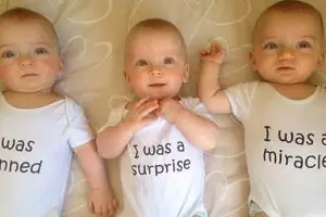 13 Baju bayi kembar tiga ini tak cuma lucu tapi juga kreatif