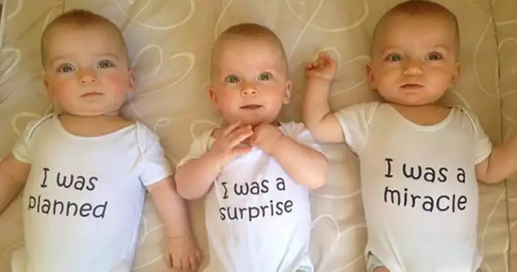 13 Baju bayi kembar tiga ini tak cuma lucu tapi juga kreatif