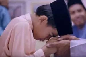 Video anak kecil minta maaf lebaran ini bikin gemas, jujur banget!