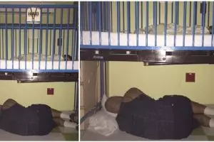 Ayah ini tidur di bawah keranjang bayinya di rumah sakit, mengharukan!