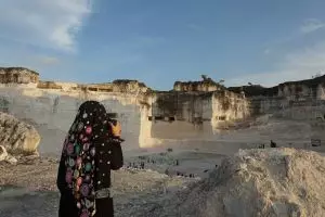 Wisata bukit batu nan eksotis ini ada di Madura lho, yuk piknik!