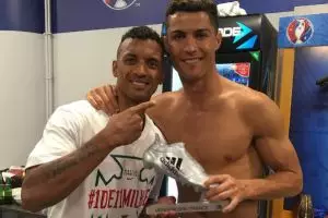 Salut, CR7 berikan Silver Boot Award EURO miliknya untuk Luis Nani!