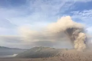 Berstatus waspada, Gunung Bromo lontarkan batu pijar!