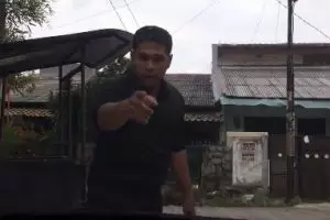 Video amatir taksi online dilabrak warga ini berakhir di luar dugaan
