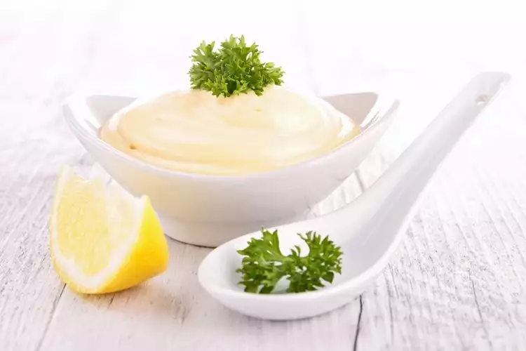 7 Manfaat mayones yang tak terduga, bisa perbaiki perabot kayu retak!