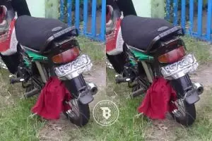 Cardigan tersangkut di roda sepeda motor, wanita ini jatuh terkapar