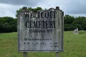 Pria ini jalan-jalan di kuburan kuno, yang ia temukan bikin merinding