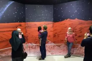 Serunya menjelajah ruang angkasa lewat SkyWorld