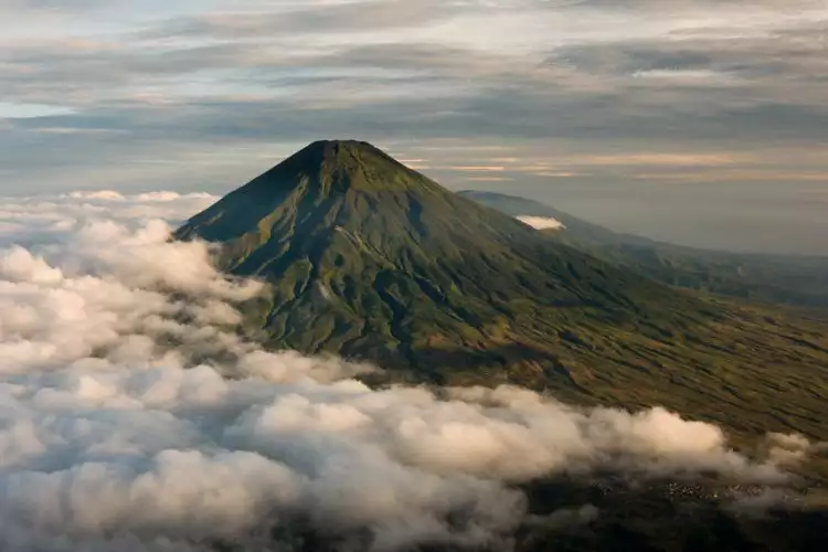 Dua pendaki asal Bekasi dilaporkan hilang di Gunung Sindoro