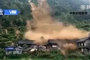 Detik-detik banjir bandang hancurkan rumah di China, mengerikan!