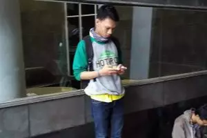 Cowok ini nekat cari Pokemon langka hingga ke makam Jeruk Purut, hiii!