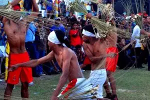 9 Foto tradisi Pukul Sapu di Maluku ini bikin bulu kuduk merinding!