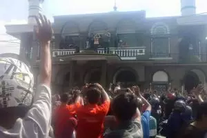 Injak atap masjid saat jumpa fans, Stefan William tuai hujatan netizen