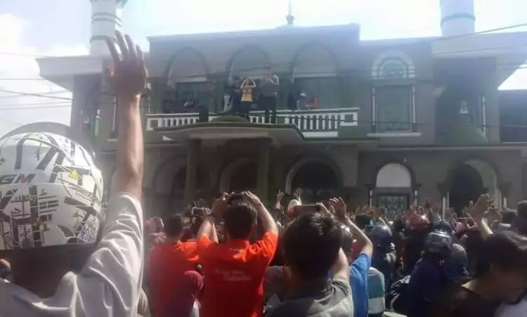 Injak atap masjid saat jumpa fans, Stefan William tuai hujatan netizen
