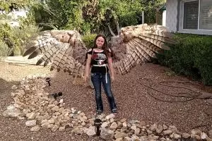  Wanita ini ciptakan sayap mirip punya burung, bisa terbang nggak ya?