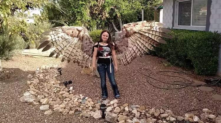  Wanita ini ciptakan sayap mirip punya burung, bisa terbang nggak ya?