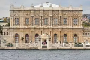 12 Foto Dolmabahce Palace, istana megah Turki berhias 14 ton emas