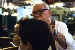 Di salon ini cukur rambut menggunakan api, hah!!!