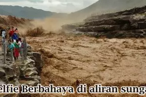 Puluhan warga ini malah selfie di pinggir banjir lumpur, nekat!
