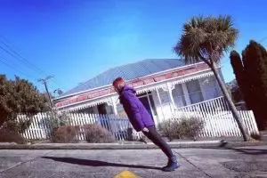 20 Foto keseruan wisatawan di jalanan tercuram ini seperti ilusi optik