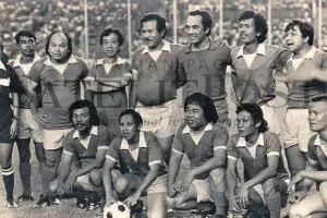 Foto langka ini bukti para pelawak senior gemar bermain sepak bola!