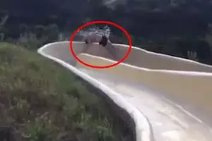 Main seluncuran air, pria ini malah terpental hingga patah tulang