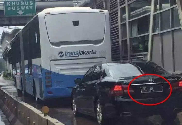 Mobil RI 81 ini terobos jalur TransJakarta, boleh nggak ya?