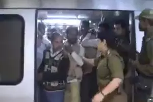 Pria memaksa masuk ke gerbong wanita? Ini hukuman yang bikin kapok!