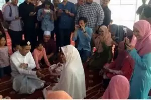 Kedua mempelai gerogi, momen cium tangan ini bikin para tamu cekikikan