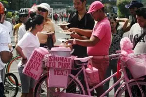 5 Penjual berkostum nyeleneh ini hanya ada di Indonesia, unik! 