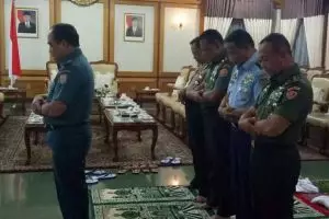 Potret Jenderal bintang empat salat berjamaah ini tuai pujian netizen