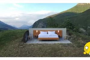 Hotel ini tanpa atap dan dinding , unik banget ya!