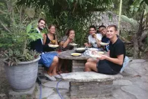 Ini dia asal usul kenapa orang asing di Indonesia dipanggil 'bule' 