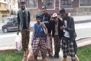 Sarung jadi tren fashion di luar negeri, nggak percaya?