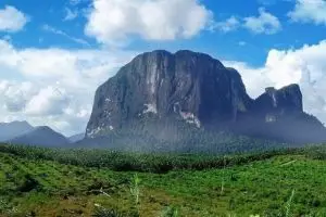 Bukit Batu Daya ini konon bentuknya bisa berubah-ubah, betul nggak ya?