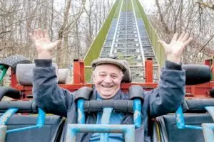 Pria ini seorang diri membangun 'Disneyland', hasilnya bikin melongo!