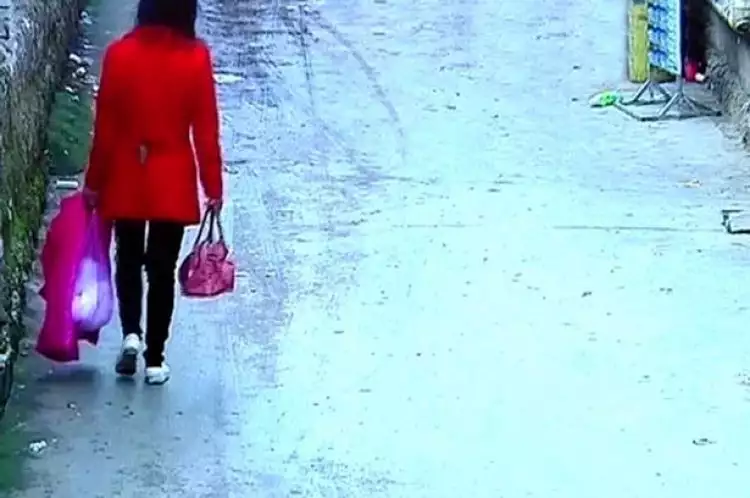Wanita ini terekam CCTV buang bayinya di tempat sampah, kejam banget!