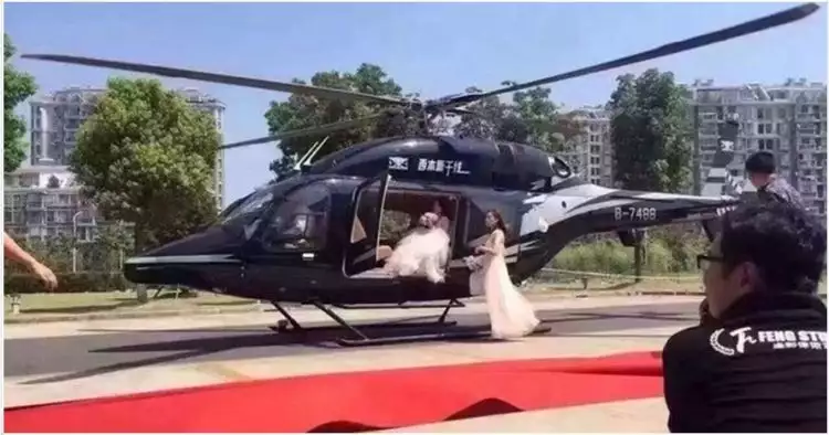 Pengantin ini sewa helikopter di pernikahan tapi bikin macet jalanan