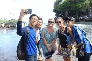 Biar nggak dibilang norak, ini 5 cara keren ngajak bule foto bareng!