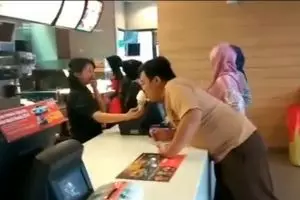 Kelakuan jomblo ngenes beli es krim ini bikin ngakak nggak ketulungan